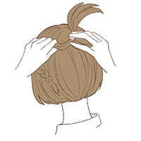 Step2トップの髪をひとつにまとめて、くるりんぱする